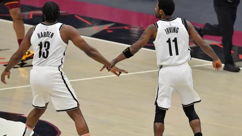 James Harden y Kyrie Irving (Foto: Getty)