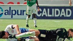 Ángel David Comizzo pateó a Carlos Hermosillo en el área en la Final León vs. Cruz Azul.