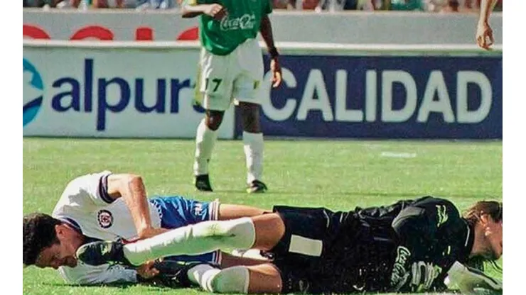 Ángel David Comizzo pateó a Carlos Hermosillo en el área en la Final León vs. Cruz Azul.
