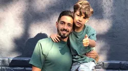 Lanzini mostró la mochila con la que su hijo volvió a clases