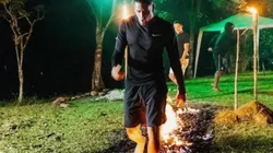 Increíble: El colombiano Pablo Sabbag entrena caminando sobre fuego en Argentina