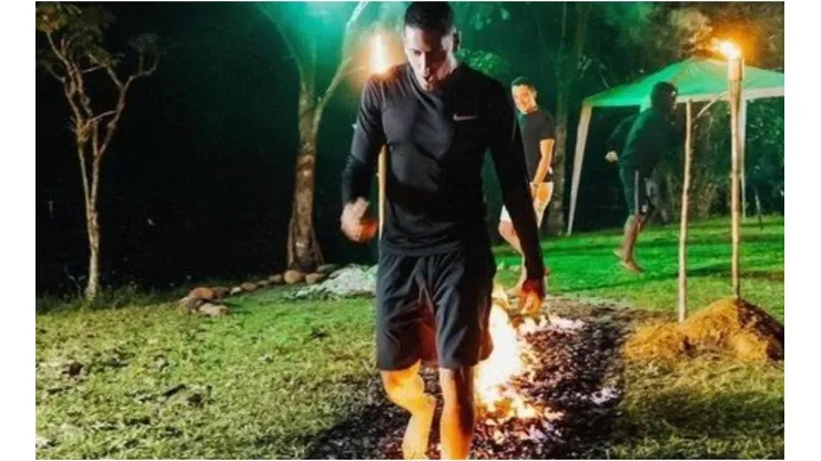 Increíble: El colombiano Pablo Sabbag entrena caminando sobre fuego en Argentina