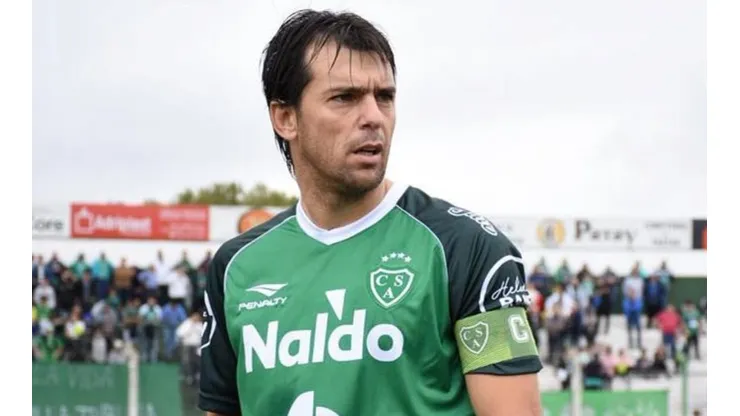 Un jugador de Sarmiento hizo enojar a los de Boca y se ganó a los de River