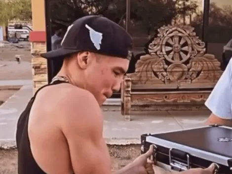 Oscar Valdez se puso como un niño cuando recibió su cinturón original del CMB