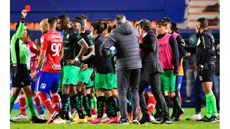 La dura sanción a Félix Torres por agregir a un balonero
