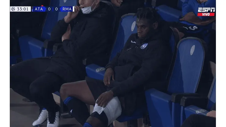 Atalanta está rezado: expulsión y Duván Zapata se fue lesionado