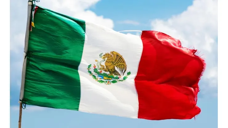 Equipos europeos que saludaron a México por el Día de la Bandera.