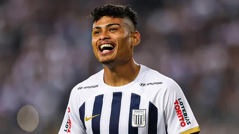 Jeriel De Santis jugando para Alianza Lima.