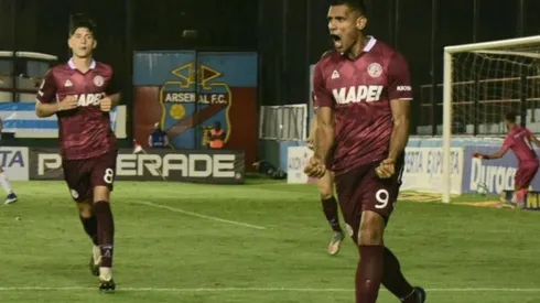 José Sand festeja el empate parcial.