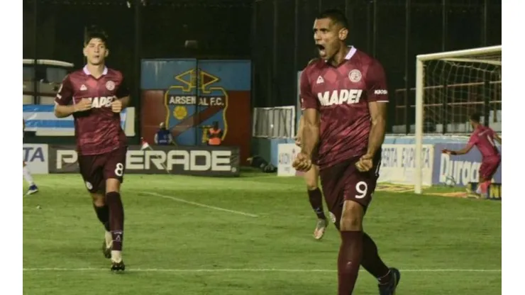 José Sand festeja el empate parcial.