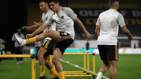Raúl Jiménez entrenó con balón en Wolves