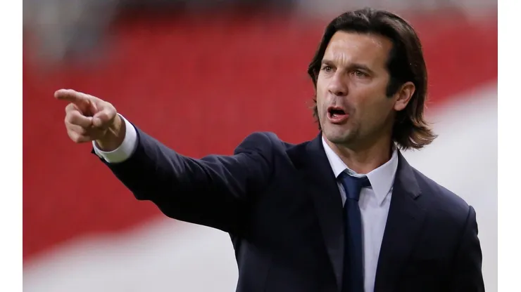 Javier Alarcón apunta contra Santiago Solari.