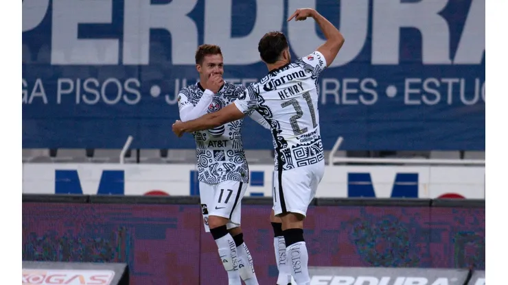 Henry Martín y Sebastián Córdova cobraron un penal a dos toques