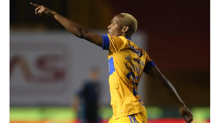 Golazo de Luis Quiñones para Tigres UANL.