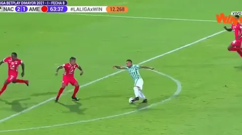 Locura total: terrible golazo de Jarlan Barrera en el clásico contra América