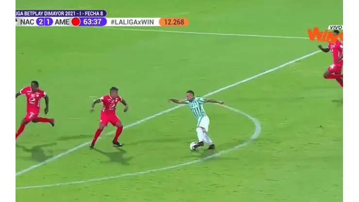 Locura total: terrible golazo de Jarlan Barrera en el clásico contra América