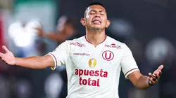 Edison Flores jugando para Universitario.