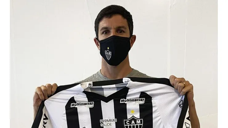 Nacho Fernández con la camiseta de Atlético Mineiro.
