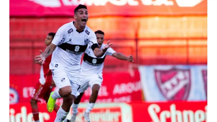 Platense se quedó con una victoria histórica.