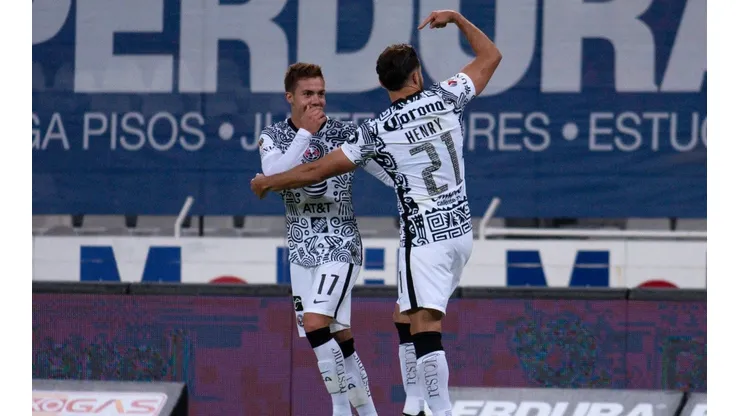 Sebastián Córdova le cedió su penal a Henry Martín con un toque