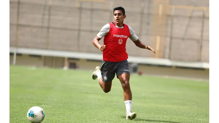 Alex Valera fue la figura al anotar tres goles.