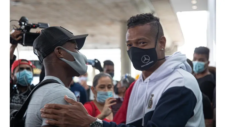 En medio de lágrimas Fredy Guarín recibió a Felipe Román en el aeropuerto