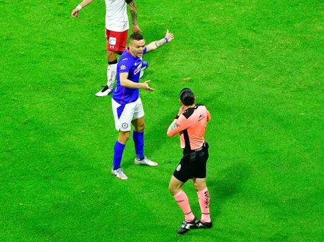 De árbitro a defensor: Óscar Macías le quitó un gol a Cruz Azul