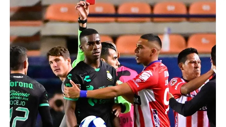 Felix Torres fue expulsado en el duelo de Santos ante Necaxa en la Jornada 7.