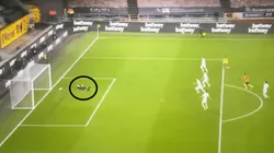 El gol en contra del arquero de Leeds United.