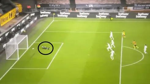 El gol en contra del arquero de Leeds United.