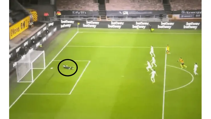 El gol en contra del arquero de Leeds United.