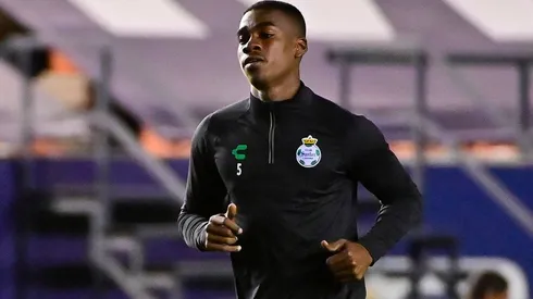 Félix Torres sufrió ataques racistas en el partido de Santos ante San Luis.