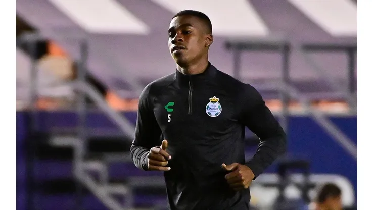 Félix Torres sufrió ataques racistas en el partido de Santos ante San Luis.