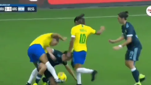 She Believes Cup: Barroso aguantó la pelota y volvió loca a la brasilera Marta