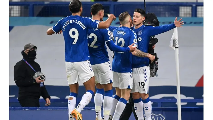 El festejo de James tras anotarle al Leicester en la Premier League.