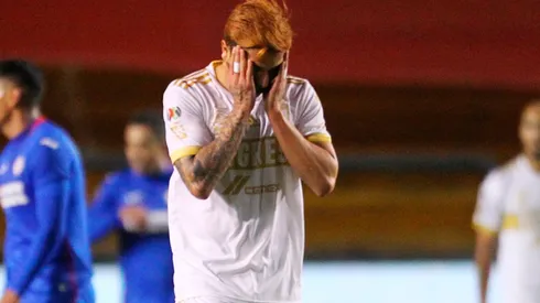 Carlos Salcedo se volvió a burlar de Cruz Azul, pese a la derrota de Tigres.