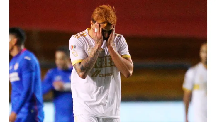 Carlos Salcedo se volvió a burlar de Cruz Azul, pese a la derrota de Tigres.