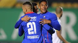 Luis Romo y Cabecita Rodríguez celebran el gol de Cruz Azul ante Tigres UANL.