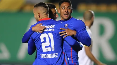 Luis Romo y Cabecita Rodríguez celebran el gol de Cruz Azul ante Tigres UANL.