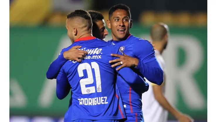 Luis Romo y Cabecita Rodríguez celebran el gol de Cruz Azul ante Tigres UANL.