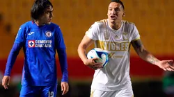 Jesús Dueñas solo fue amonestado por la fuerte patada sobre Luis Romo en el Tigres vs. Cruz Azul.