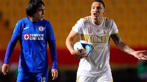 Jesús Dueñas solo fue amonestado por la fuerte patada sobre Luis Romo en el Tigres vs. Cruz Azul.