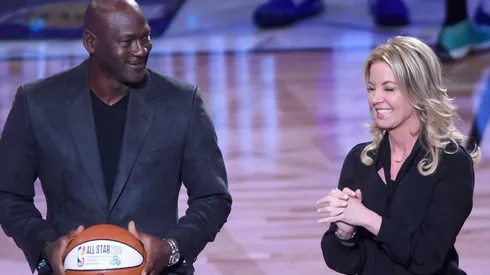Michael Jordan y Jeanie Buss durante el All-Star Game de 2018 (Foto: Getty)