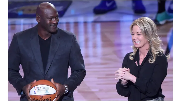Michael Jordan y Jeanie Buss durante el All-Star Game de 2018 (Foto: Getty)