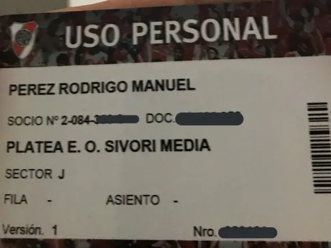 Encontró un abono en el piso y subió foto, pero los de River enloquecieron con el cuadro de atrás