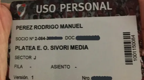 Encontró un abono en el piso y subió foto, pero los de River enloquecieron con el cuadro de atrás