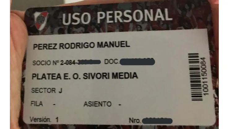 Encontró un abono en el piso y subió foto, pero los de River enloquecieron con el cuadro de atrás