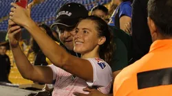 La jugadora pasó por un pésimo momento al querer llevarse un recuerdo con la afición.