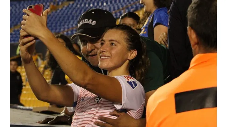 La jugadora pasó por un pésimo momento al querer llevarse un recuerdo con la afición.