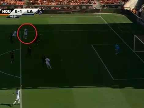 Está demente: Zlatan la pinchó desde el vértice del área para un golazo memorable